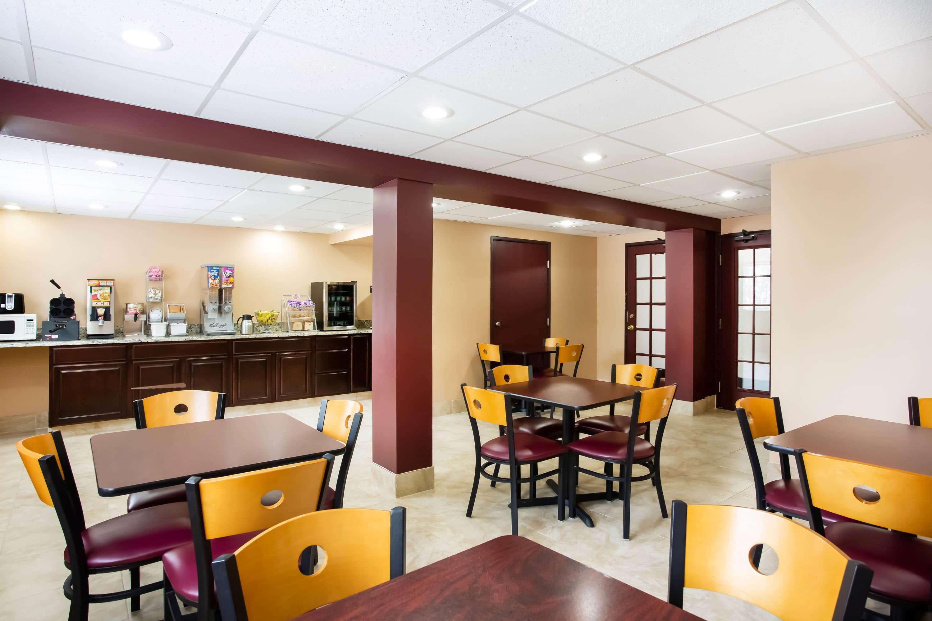 Super 8 By Wyndham Chester/Richmond Area Exterior foto